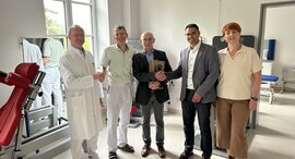 Personen schütteln sich die Hände und gratulieren