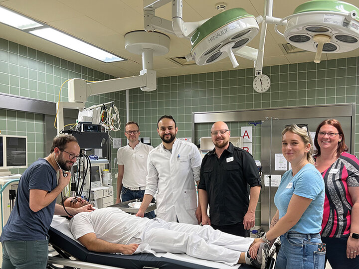 Ärzte und Pflegekräfte behandeln einen Notfallpatienten im Schockraum