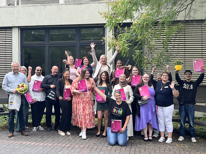 Gruppenfoto der neu examinierten Gesundheits- und Krankenpflegehelfern
