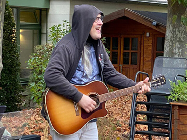Mann mit Gitarre Draußen 