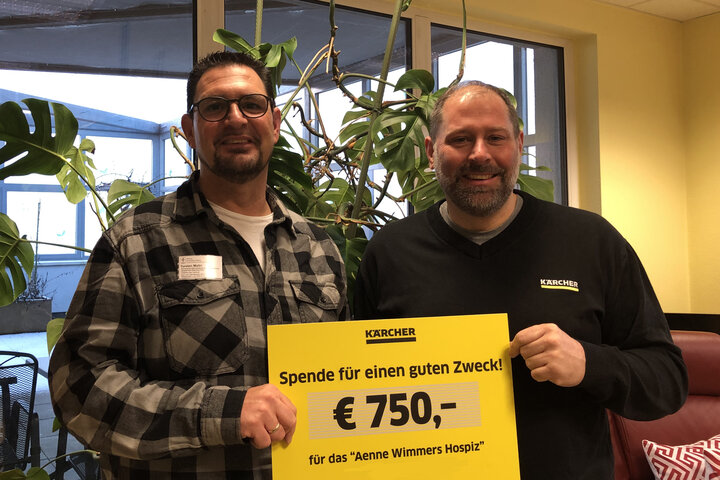 Personen halten einen Check in der Hand