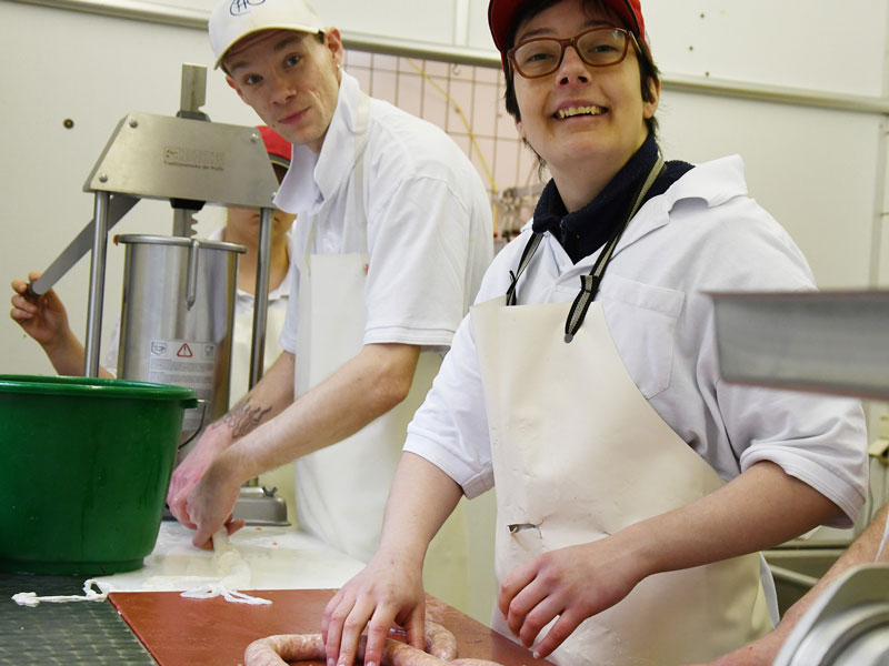 Lisa Lanz und Christian Wittgen vom Fleischerei-Team des Hüttenhofes