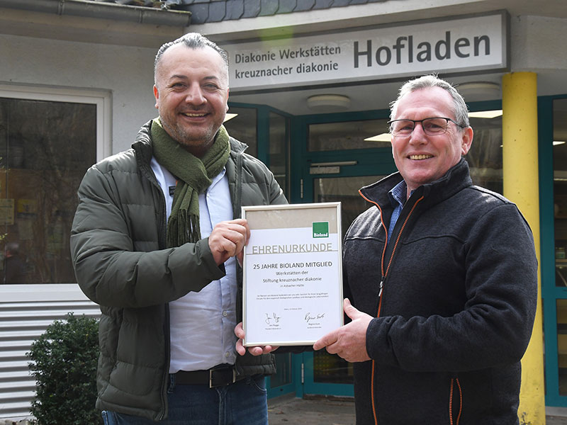 Zwei Personen: von links - Viktor Commichau, Leiter Arbeit & Qualifizierung, und Matthias Winau, Betriebsleiter der Werkstatt in der Asbacher Hütter