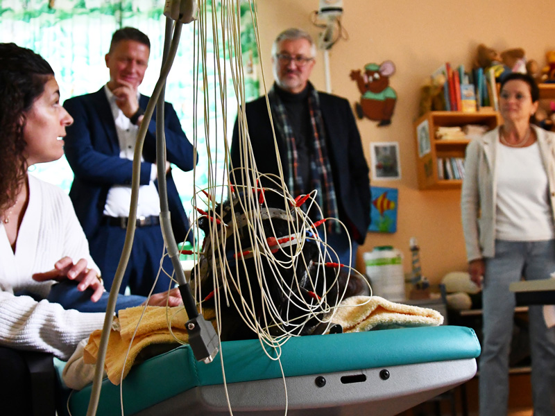 Pfarrer Christian Heine-Göttelmann, Vorstand der Diakonie Rheinland-Westfalen Lippe (RWL), bei einem Besuch des Perinatalzentrums Level 1 am Diakonie Krankenhaus Bad Kreuznach und des Sozialpädiatrischen Zentrums.