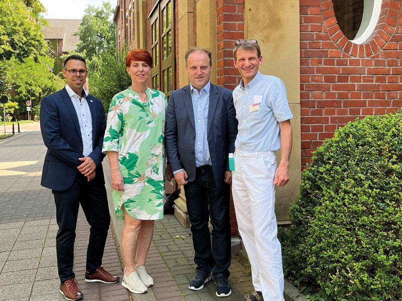 Krankenhausdirektor Manuel Seidel, Pflegedirektorin Jutta Magmer-Melaas, MdL Michael Simon und Chefarzt Dr. Christoph von Buch