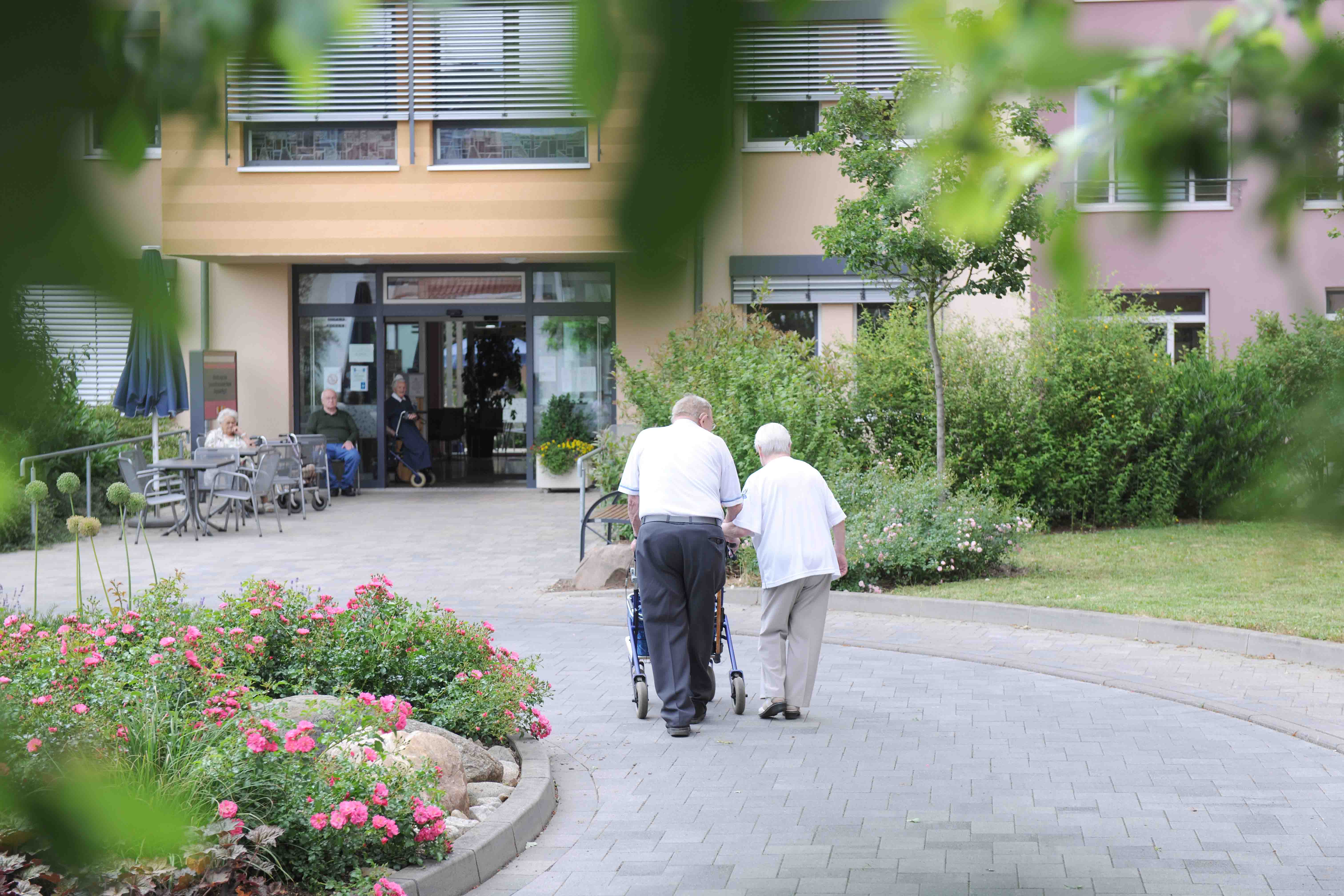 Mann und Frau vor dem Elisabeth Jaeger Haus
