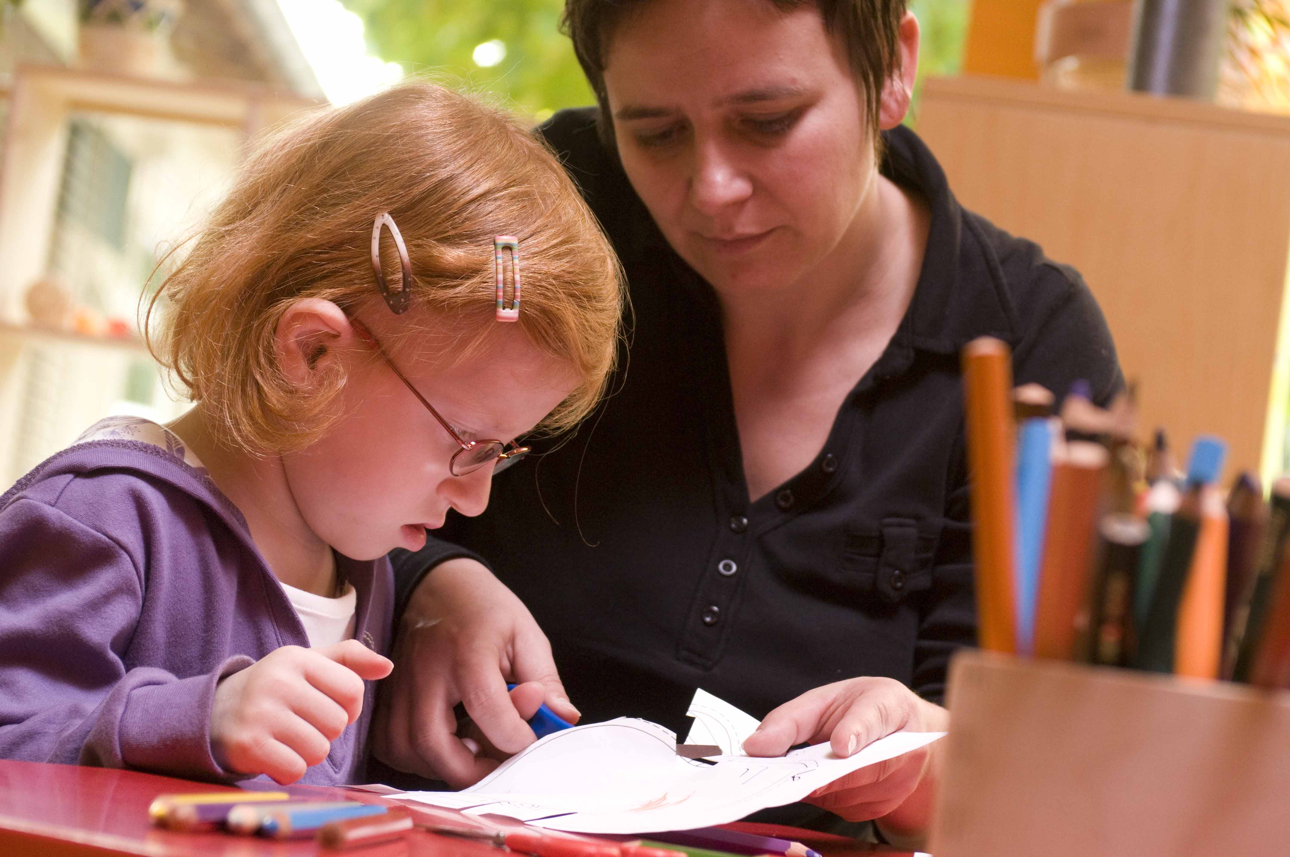 Erzieherin und Mädchen im Kindergarten