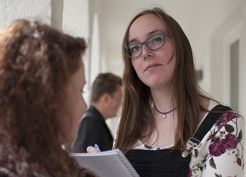 Junge Frauen im Gespräch