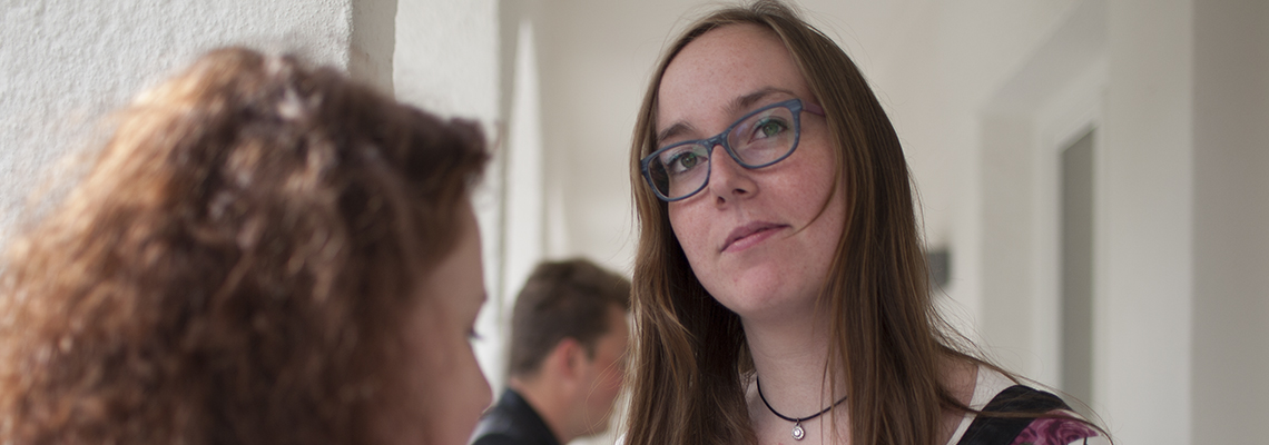 Junge Frauen im Gespräch