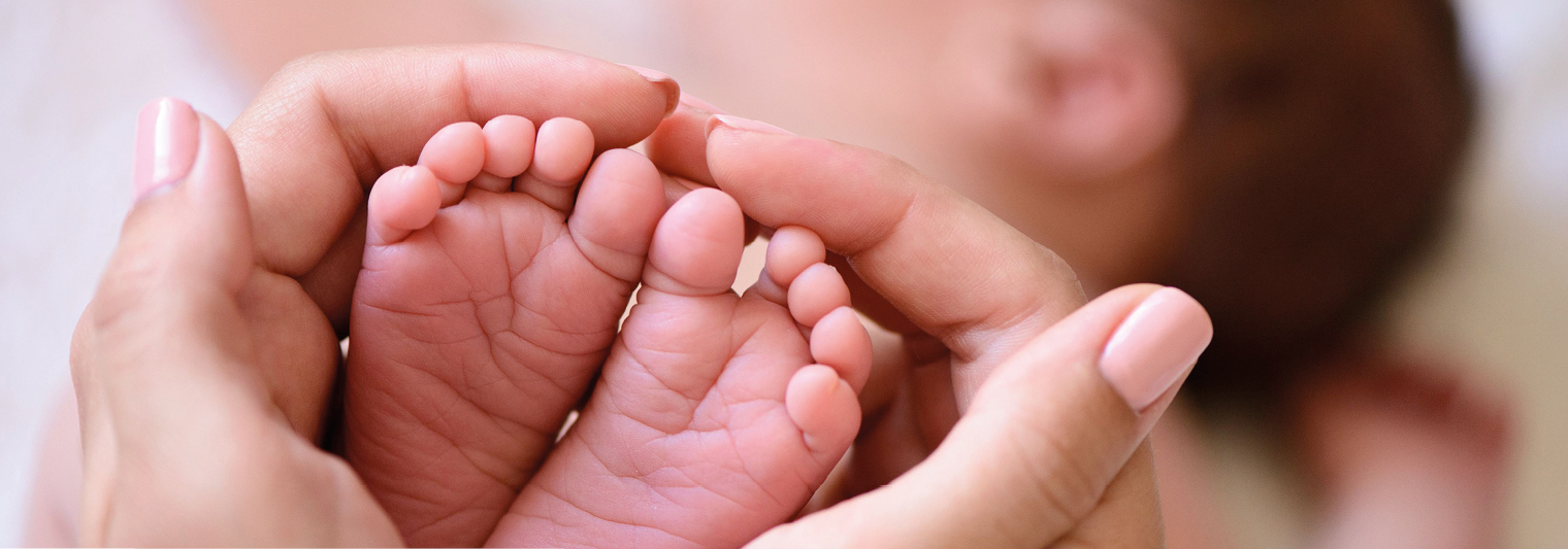 Hände halten Babyfuesse