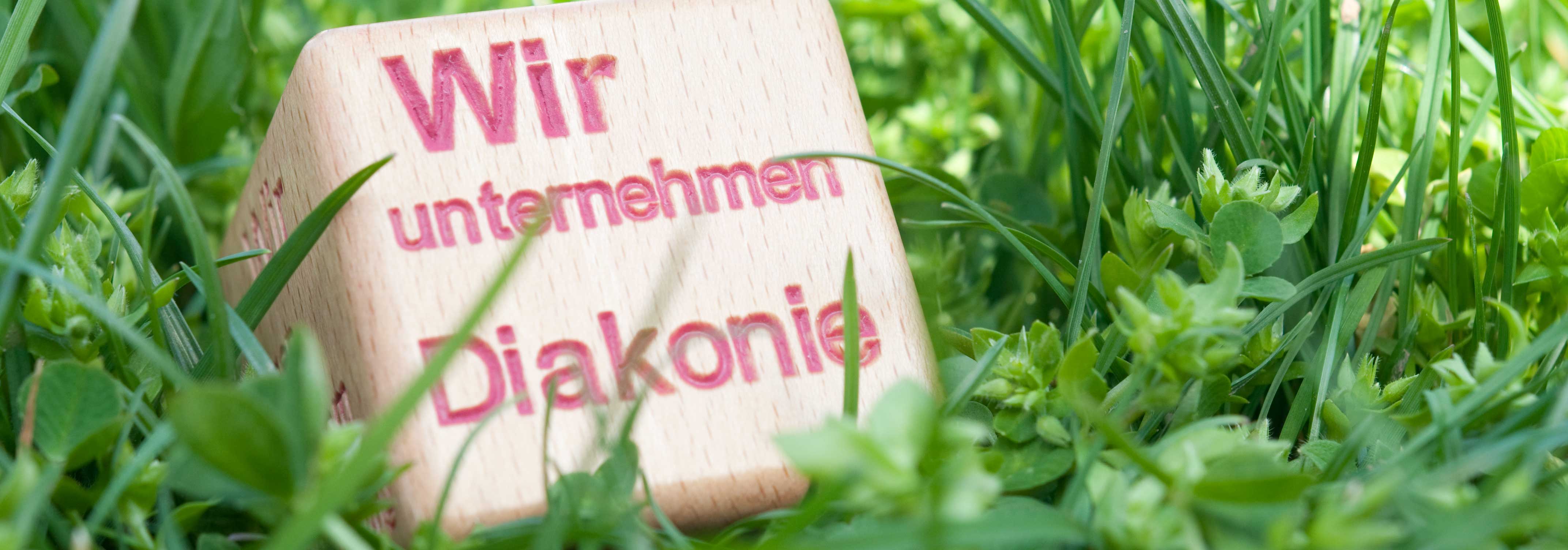 Würfel mit Schrift "Wir unternehmen Diakonie"