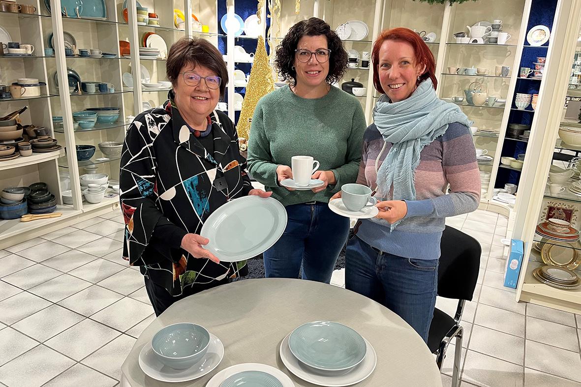 drei Frauen mit Teller 