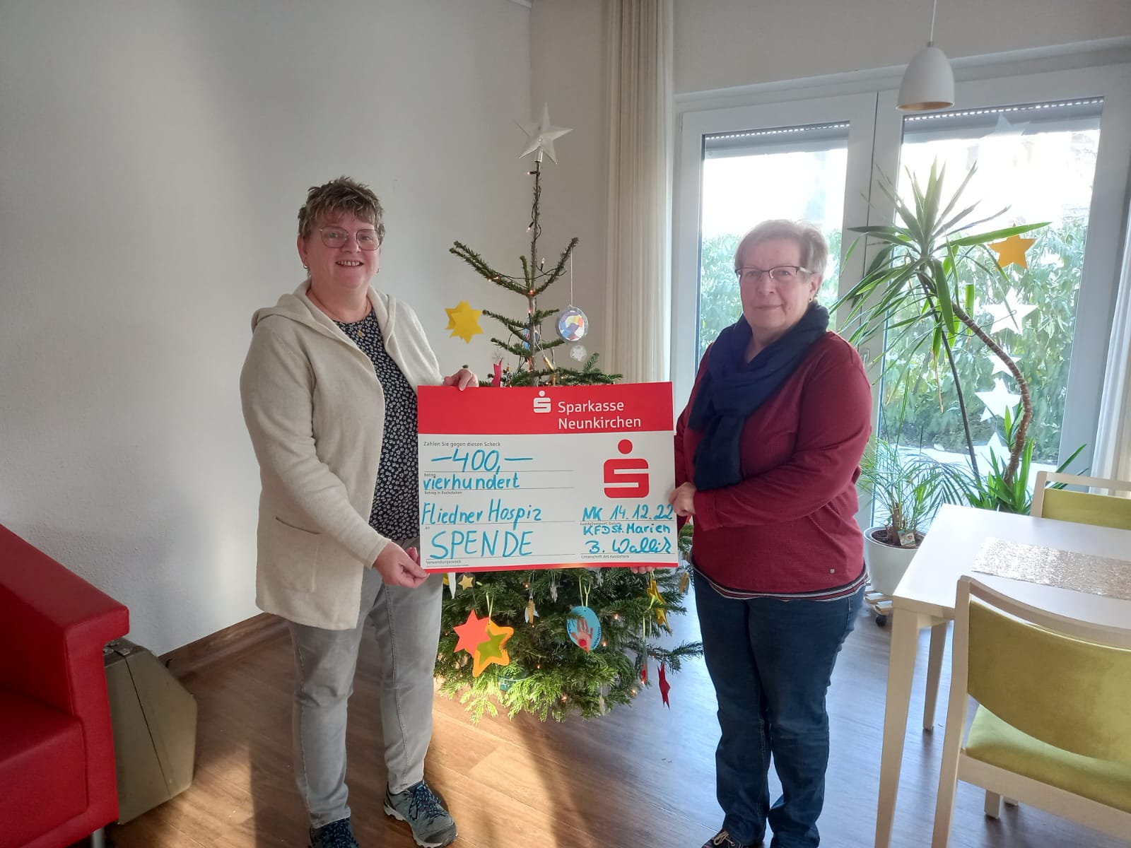 Zwei Frauen halten Spenden-Scheck in den Händen