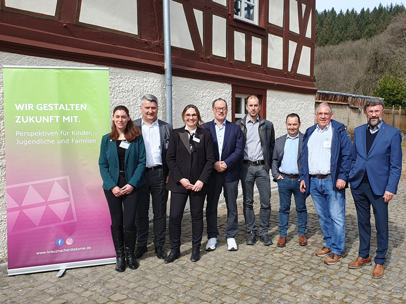 Gruppe von Menschen bei der Einweihung des Stammhauses der Jugendhilfe in Niederwörresbach