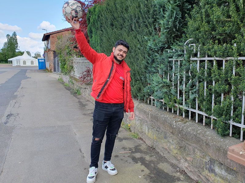 Shirsaban Ahmad hält Fußball hoch