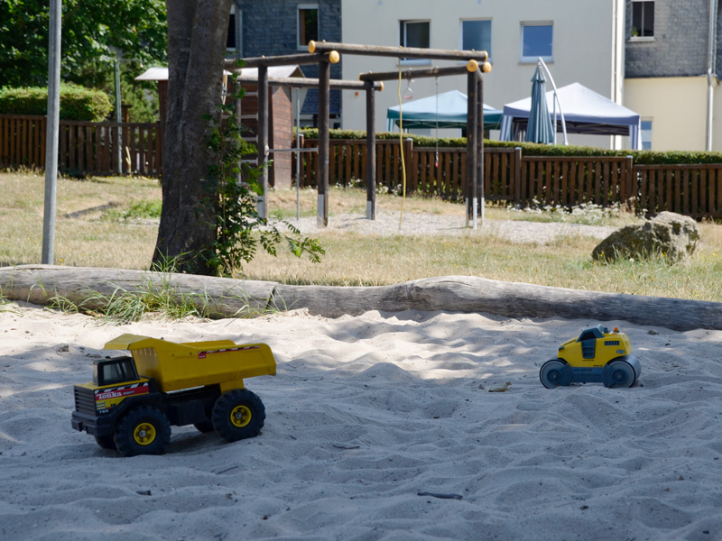 Grosser Sandkasten mit Spielautos