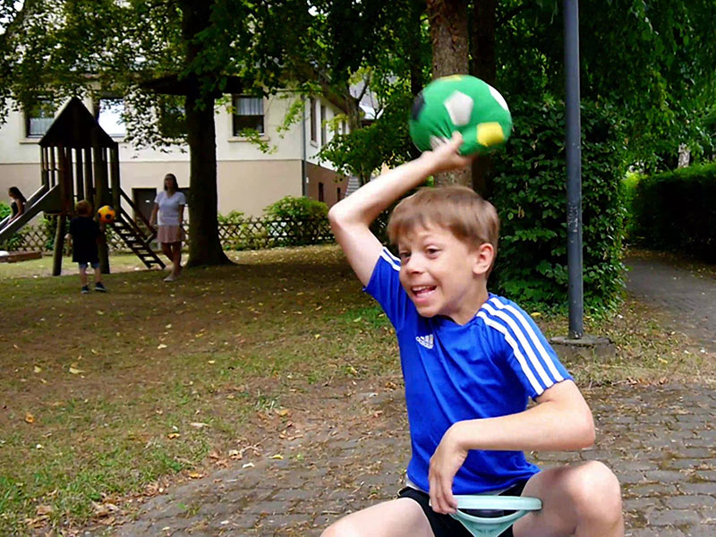 Junge wirft Ball