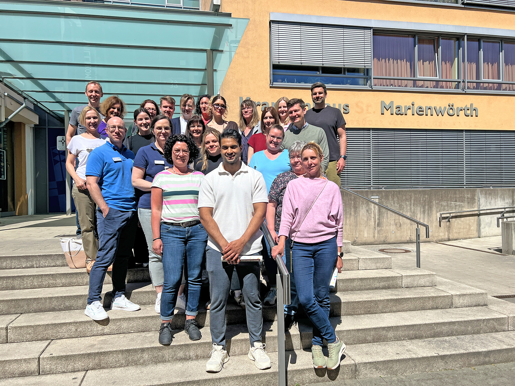 Gruppenbild der Fachabteilung für Plastische Chirurgie vor dem Krankenhaus Standort Mühlenstraße