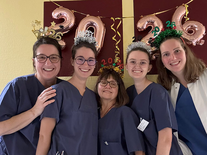 Vier Hebammen und Ärztin, die in der Silvesternacht Dienst haben
