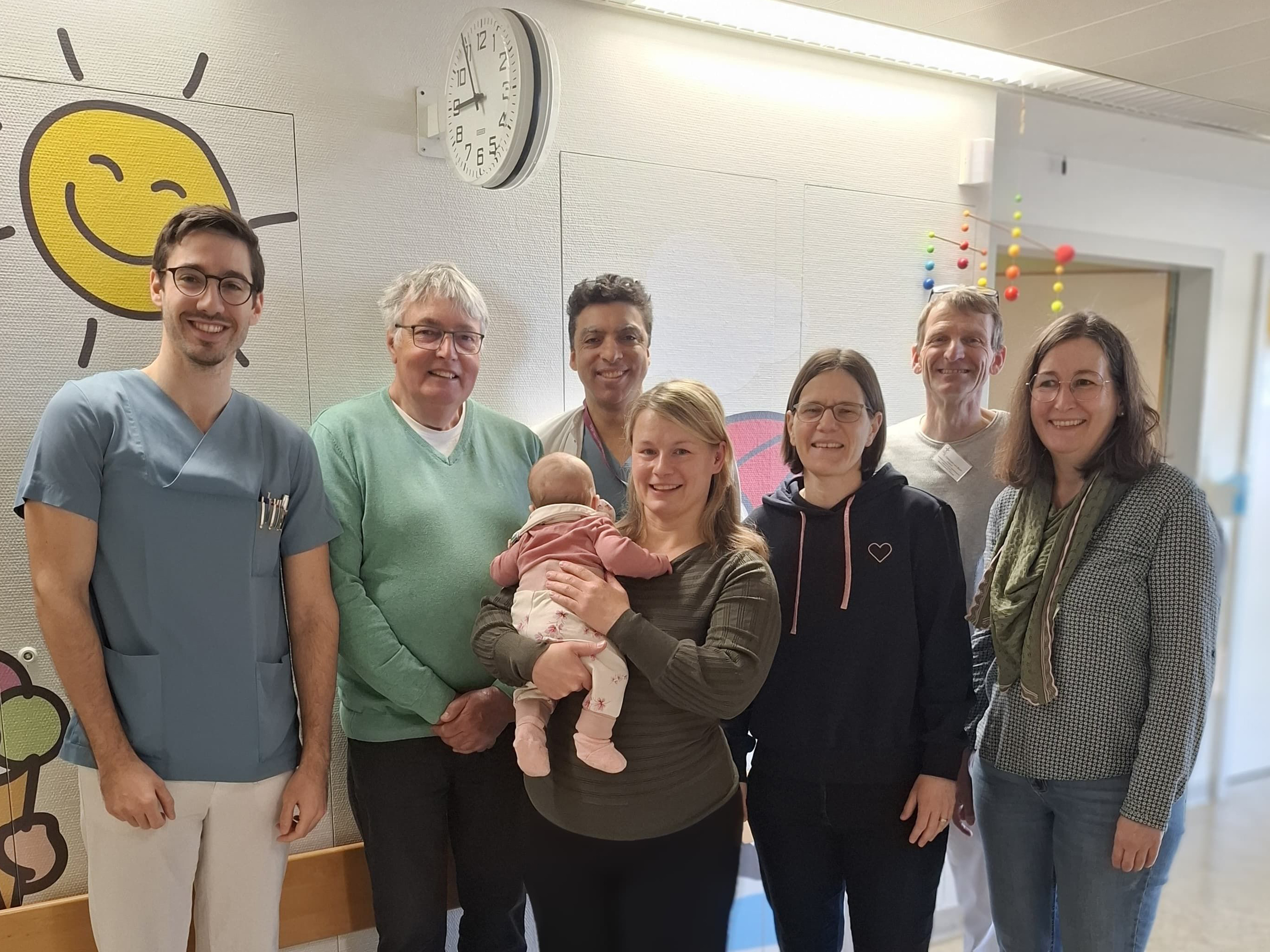 Gruppenbild einer Spendenübergabe an den Förderverein der Kinderklinik