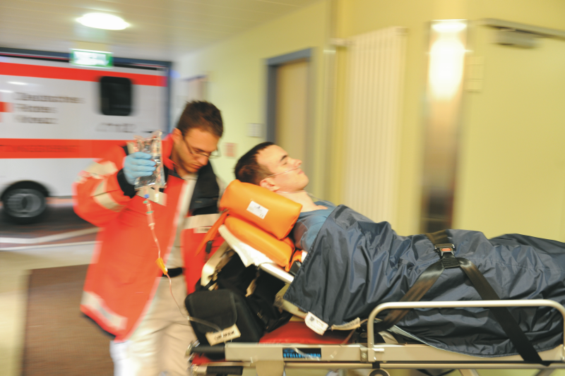 Mann im Notfallbett 