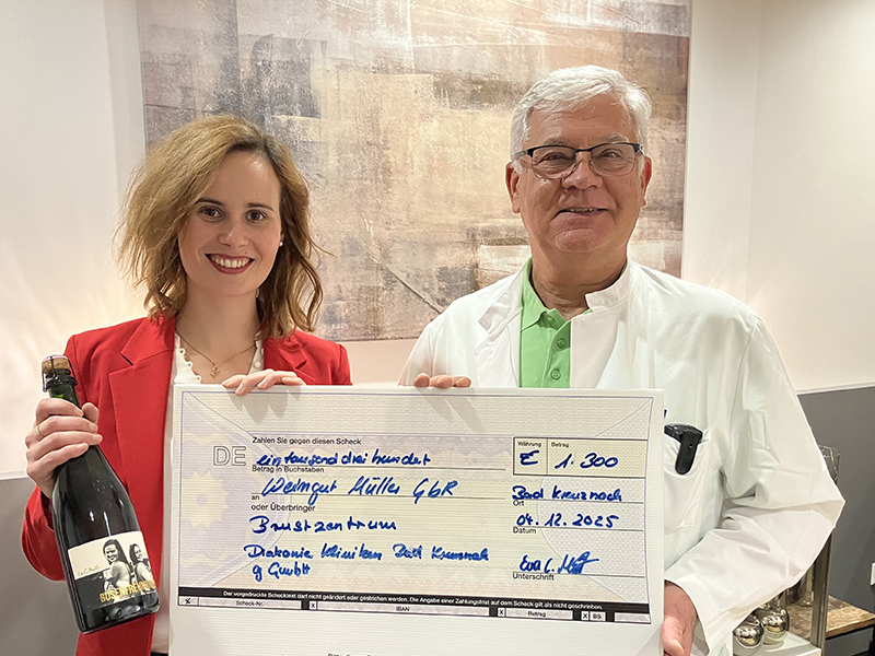 Winzerin Eva Müller ergibt Benefiz-Sekt und Spendenscheck an den Leiter des Brustkrebszentrums Nahe, Dr. Heim