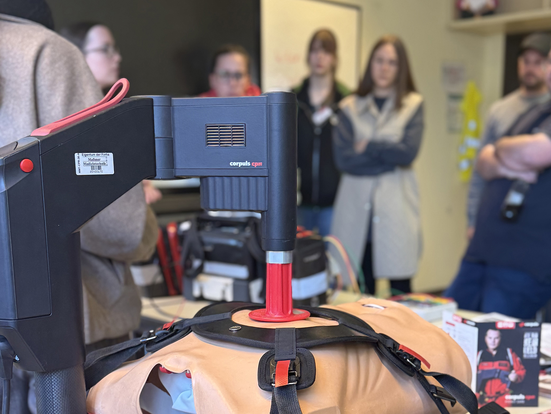 Beim Notfallmedizinsymposium werden neueste Geräte getestet