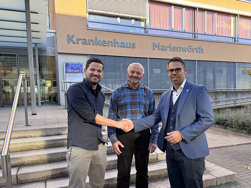 Geschäftsführer Manuel Seidel gratuliert Adel Karim Antar zur Ärztlichen Leitung des Palliativstützpunktes und dankt dem scheidenden Leiter Robert Goseneheimer
