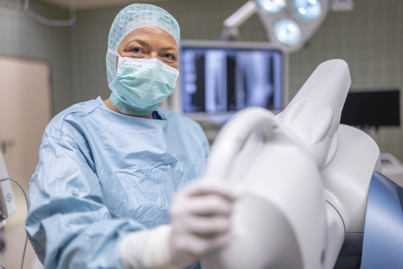 Orthopädin mit Roboterarm Mako