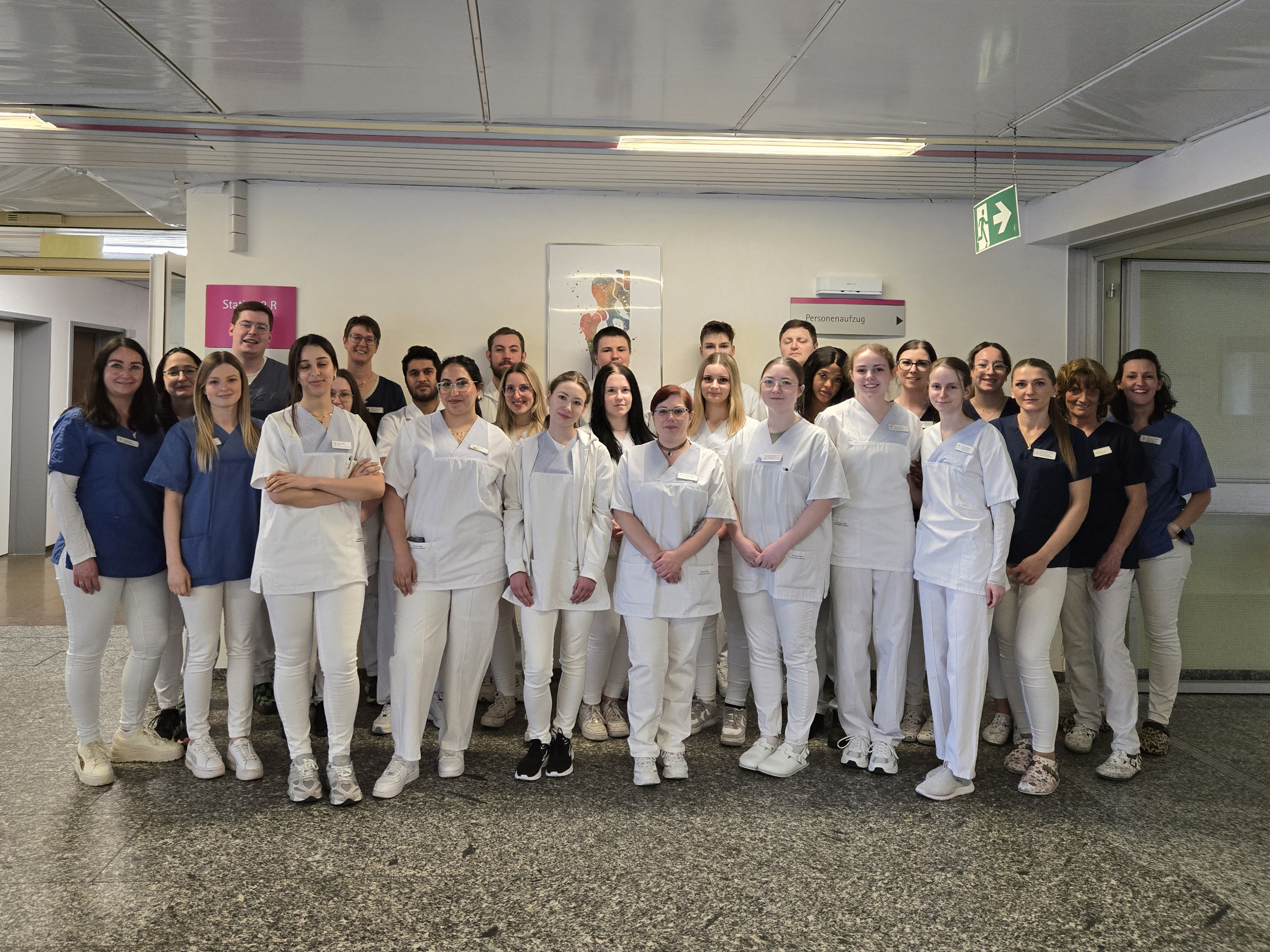 Gruppenfoto des Oberkurses der generalistischen Pflegeausbildung im Krankenhaus Simmern