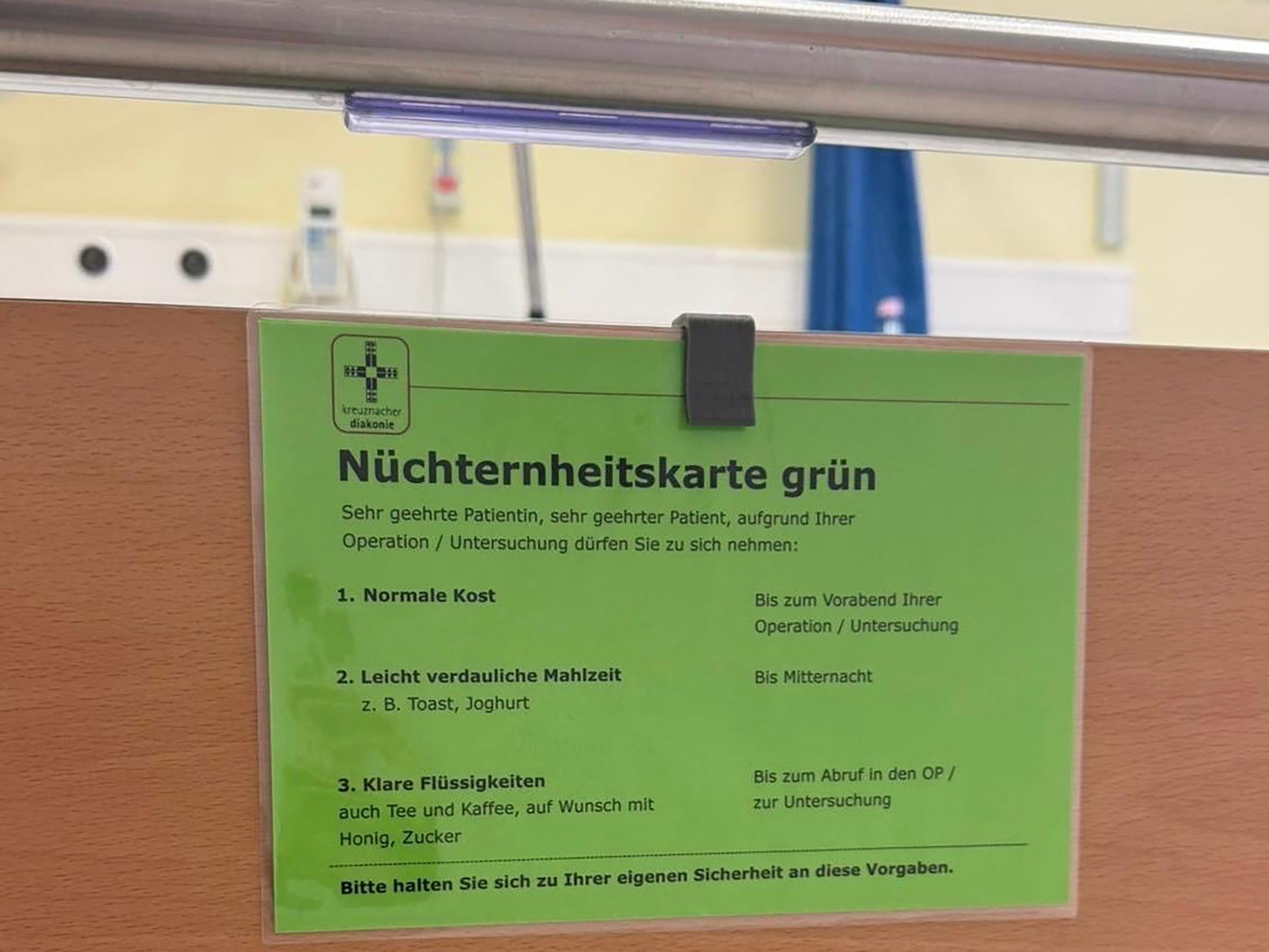 Die Karten (die es auch in gelb und rot gibt) sind Bestandteil des neuen Nüchternheitskonzepts der Diakonie Kliniken Hunsrück und zeigen an, wie lange Patientinnen und Patienten vor einer OP noch trinken dürfen.