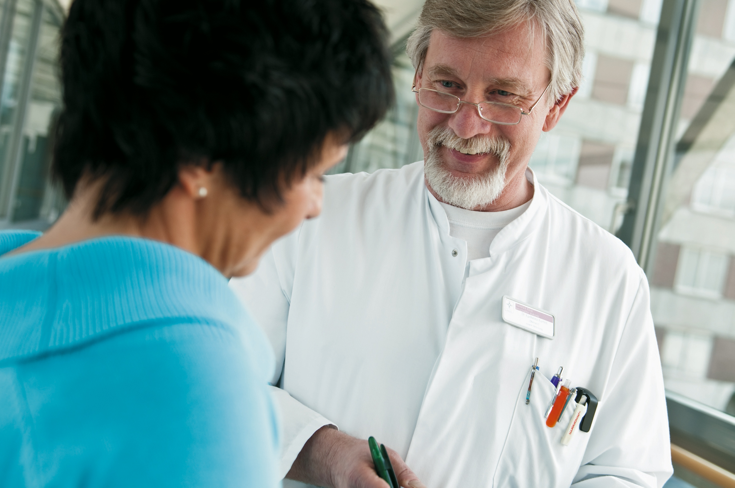 Chefarzt der Hunsrück Klinik spricht mit einer Patientin