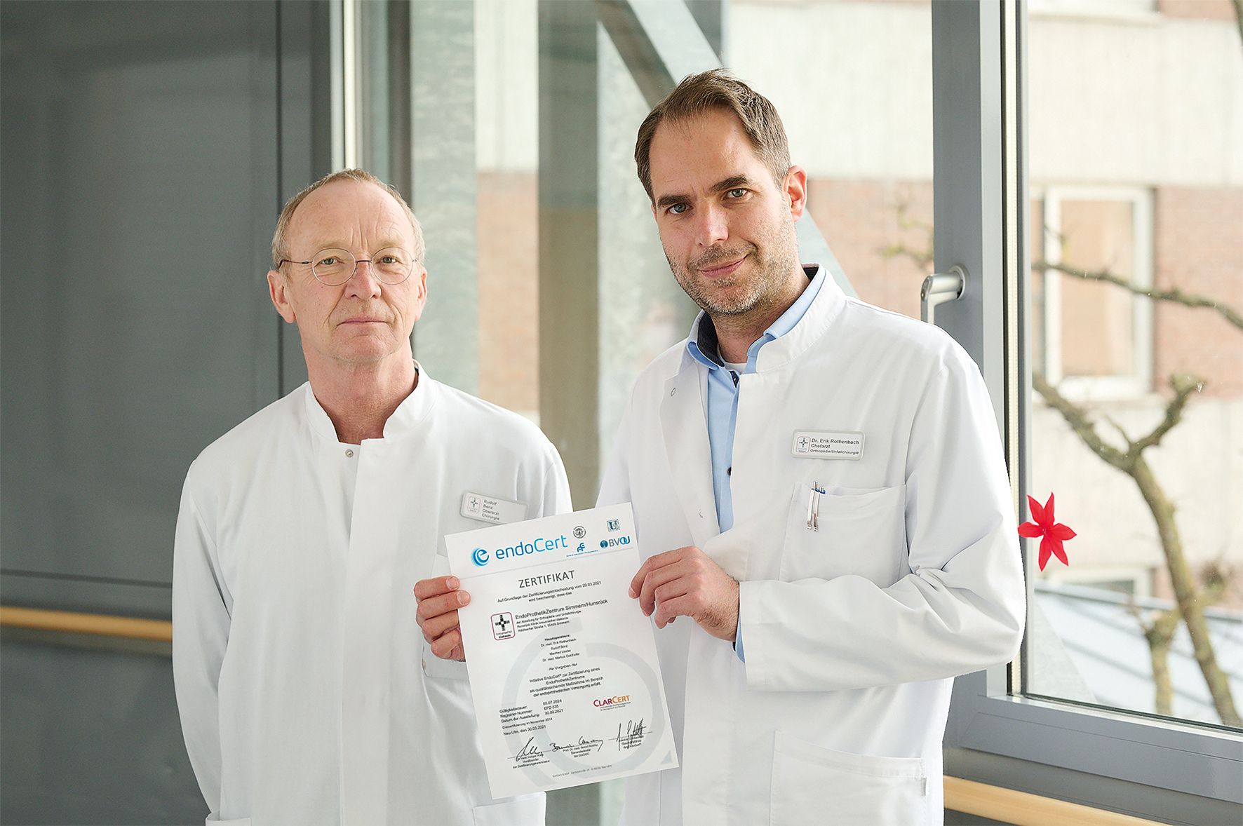 Chefarzt und Oberarzt zeigen Zertifikat des EndoProthetikZentrums
