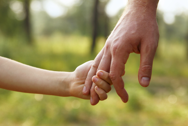 Kleine Hand fasst große Hand