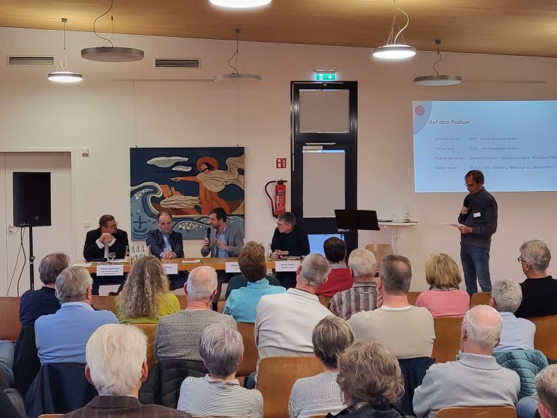 Podiums-Diskussion zum neuen Bestattungsrecht