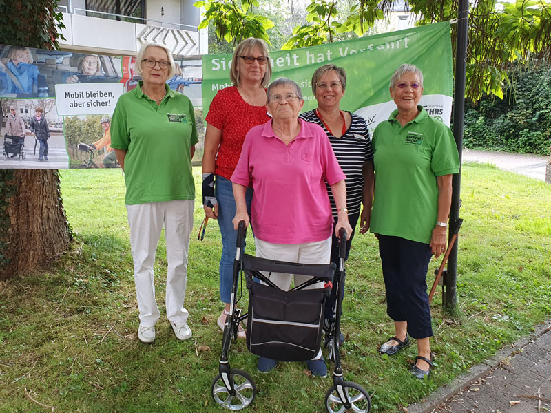 Ehrenamtlichen der Verkehrswacht, Mitarbeitende und eine Bewohnerin desDr. Theodor Fricke Altenheims in Simmern