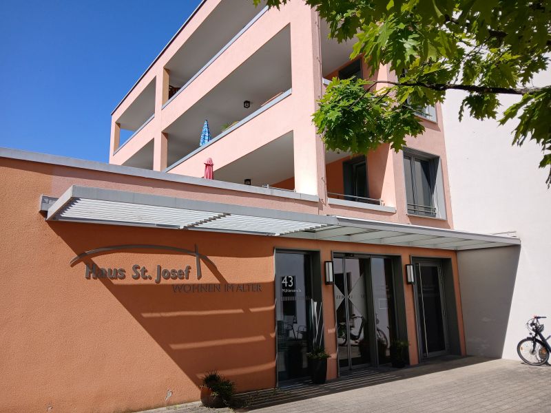 Eingangsbereich des Hauses St. Josef von außen