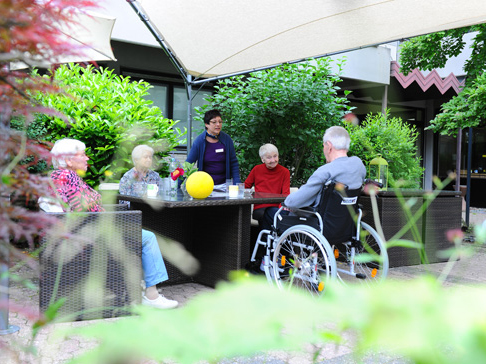 Im Innenhof des FH treffen sich Bewohnerinnen und Bewohner gerne 