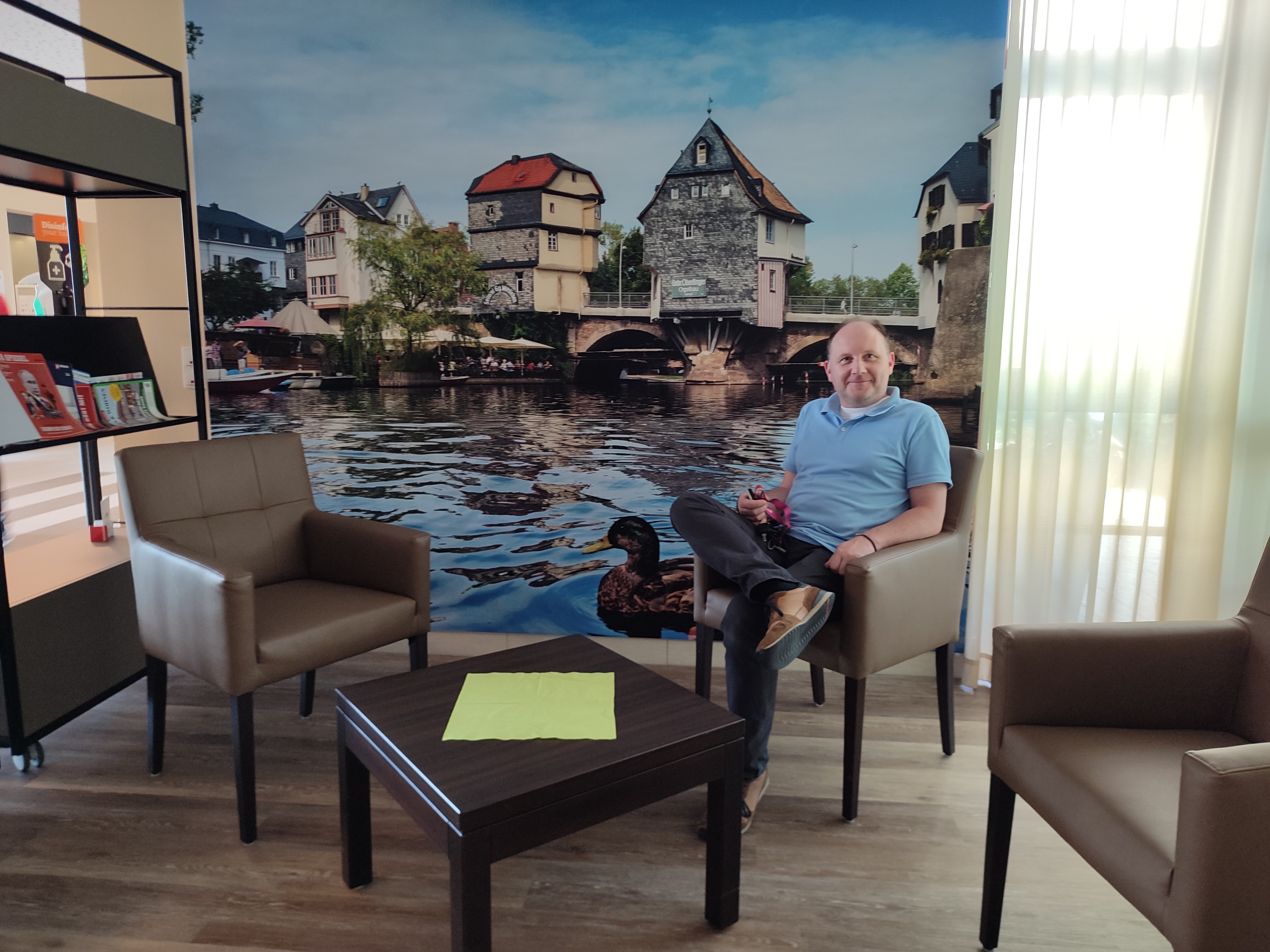 Sitzecke im Eingangsbereich mit Foto-Tapete der Brückenhäuser
