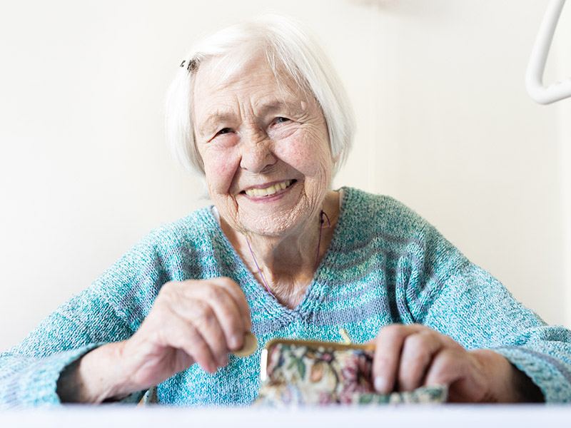 Seniorin mit Geldbeutel