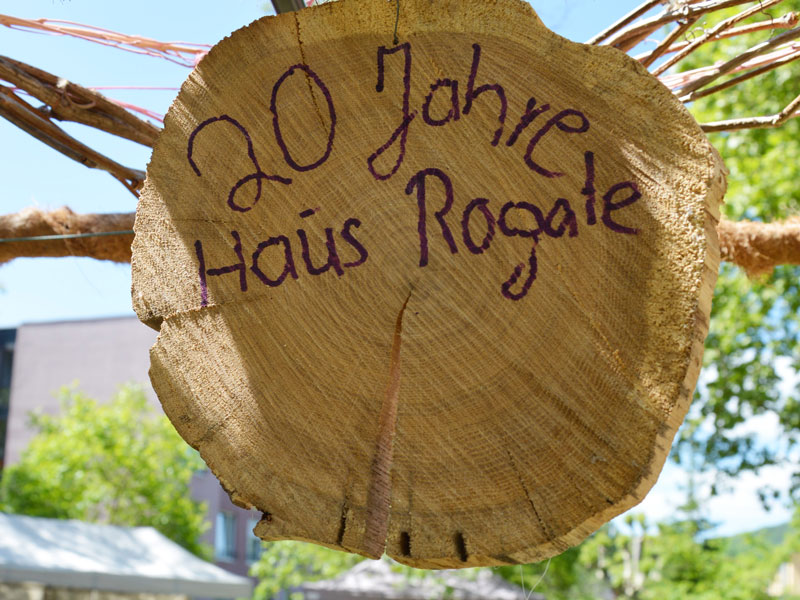 Baumscheibe mit Aufschrift 20 Jahre Haus Rogate