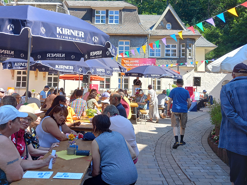 Feierliche Stimmung auf dem Sommerfest 2023 der Asbacher Hütte