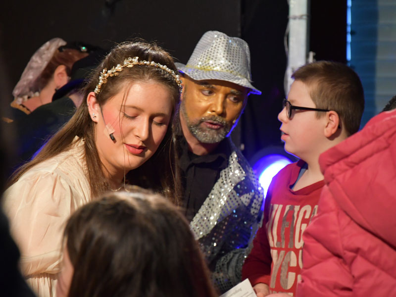 Schauspielerinnen und Schauspieler des Theatervereins Stadtwerke Frankfurt im Kontakt mit den Zuschauen im Bodelschwingh Zentrum