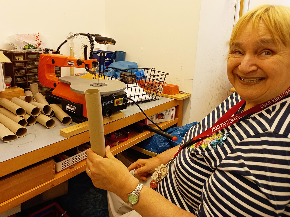 Frau sägt Papphülsen