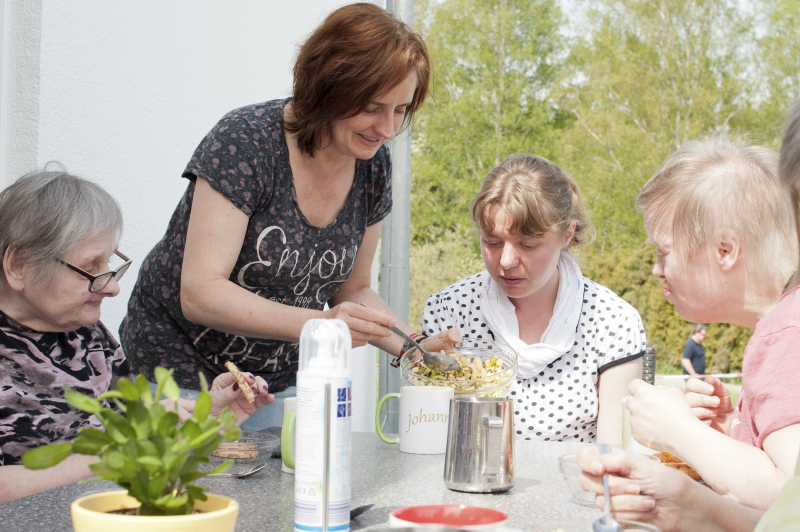 Frauen beim Kaffee trinken
