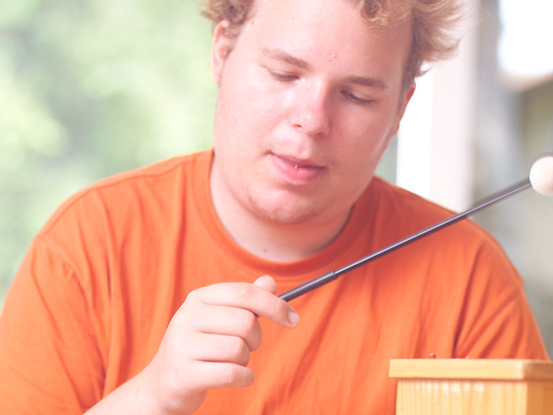 Junger Mann spielt Xylophon