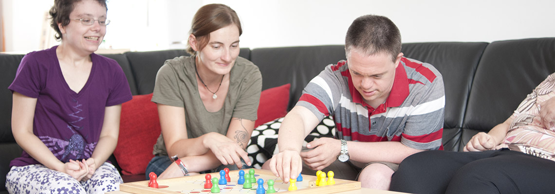 Menschen spielen gemeinsam Brettspiel