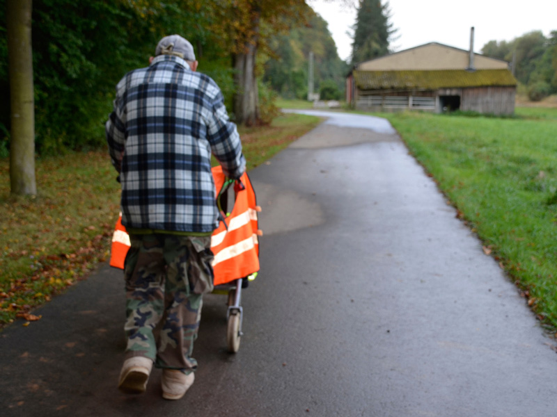 Alter Mann mit Rollator - von hinten