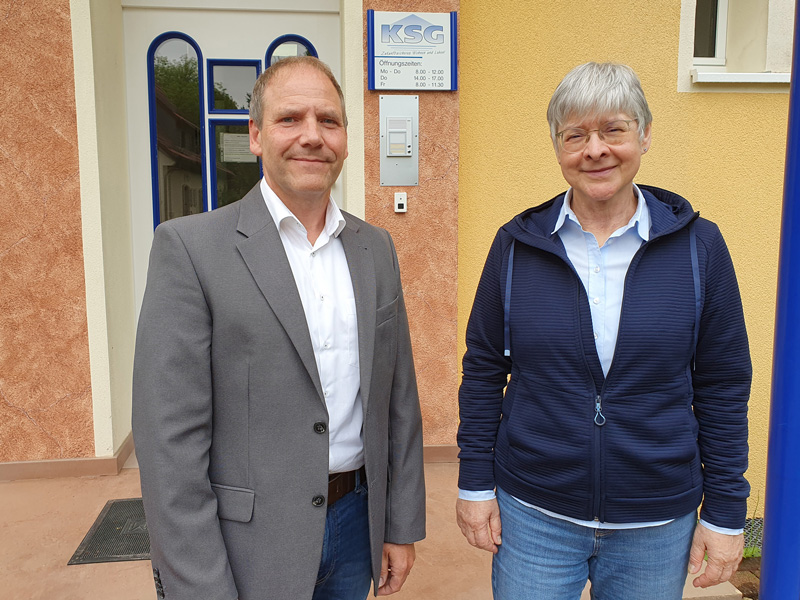 Michael Schunck, Geschäftsführer der Kreissiedlungsgesellschaft Birkenfeld (KSG) und Sabine Woike, Sozialdienst der Wohnungslosenhilfe der Stiftung kreuznacher diakonie