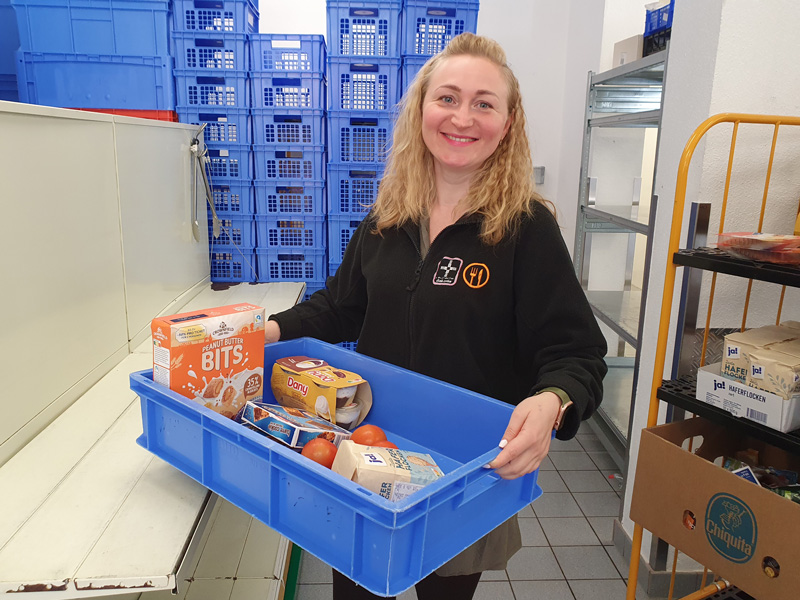 Iryna Skrybtsova Kisten für die Tafel im Bundesfreiwilligendienst bei der Wohnungslosenhilfe in Idar-Oberstein. 